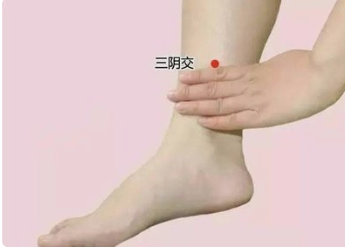 按压穴位，缓解痛经